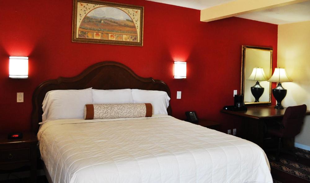 Deluxe King Room interior