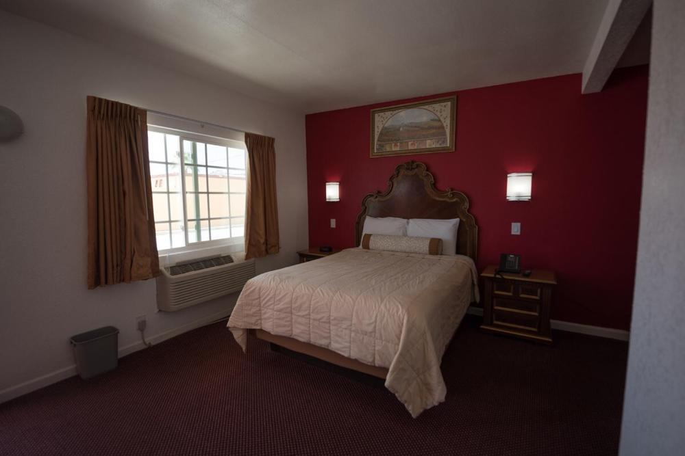 Deluxe Queen Room interior